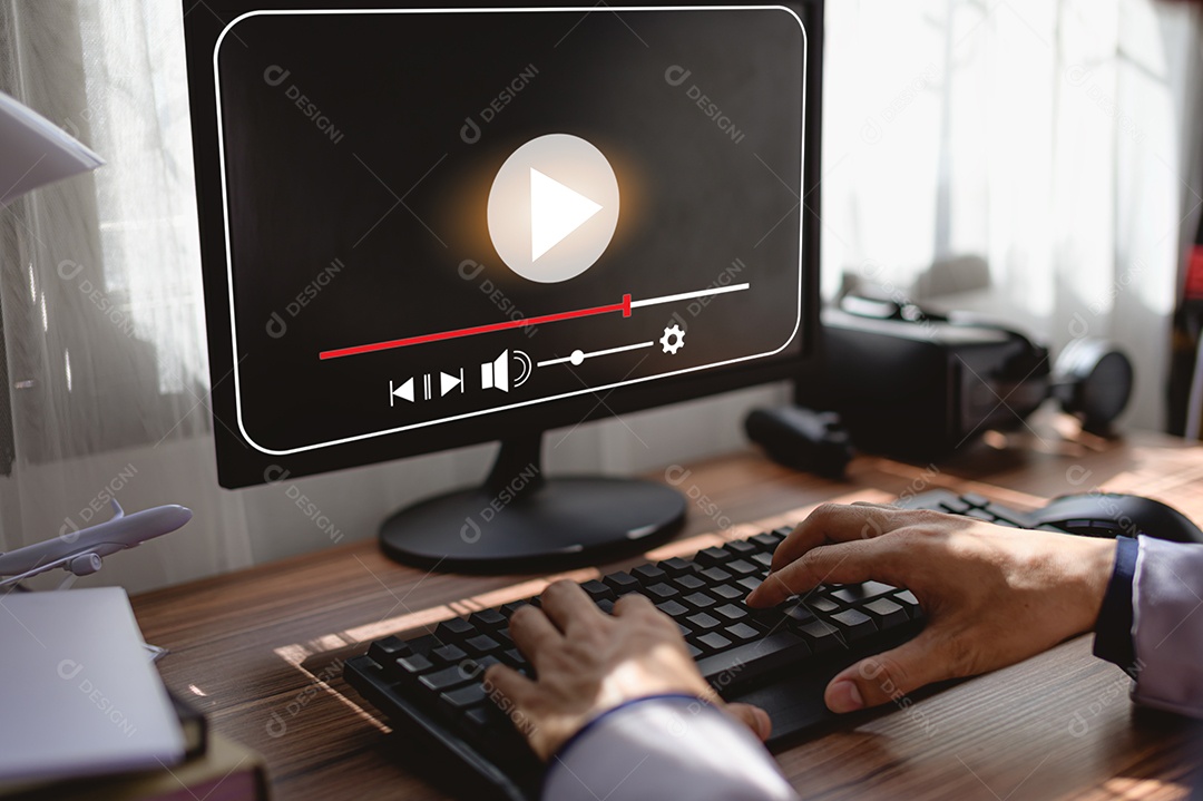 Assistindo vídeo na internet, concerto online ao vivo