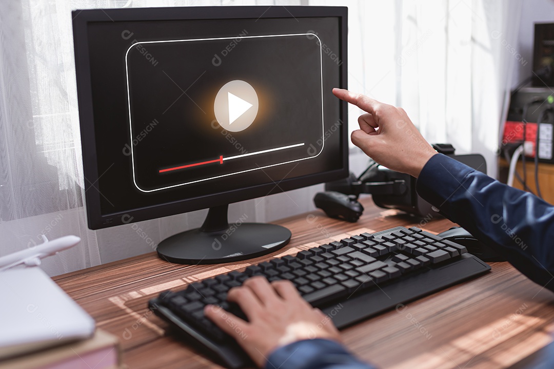 Assistindo vídeo na internet, concerto online ao vivo