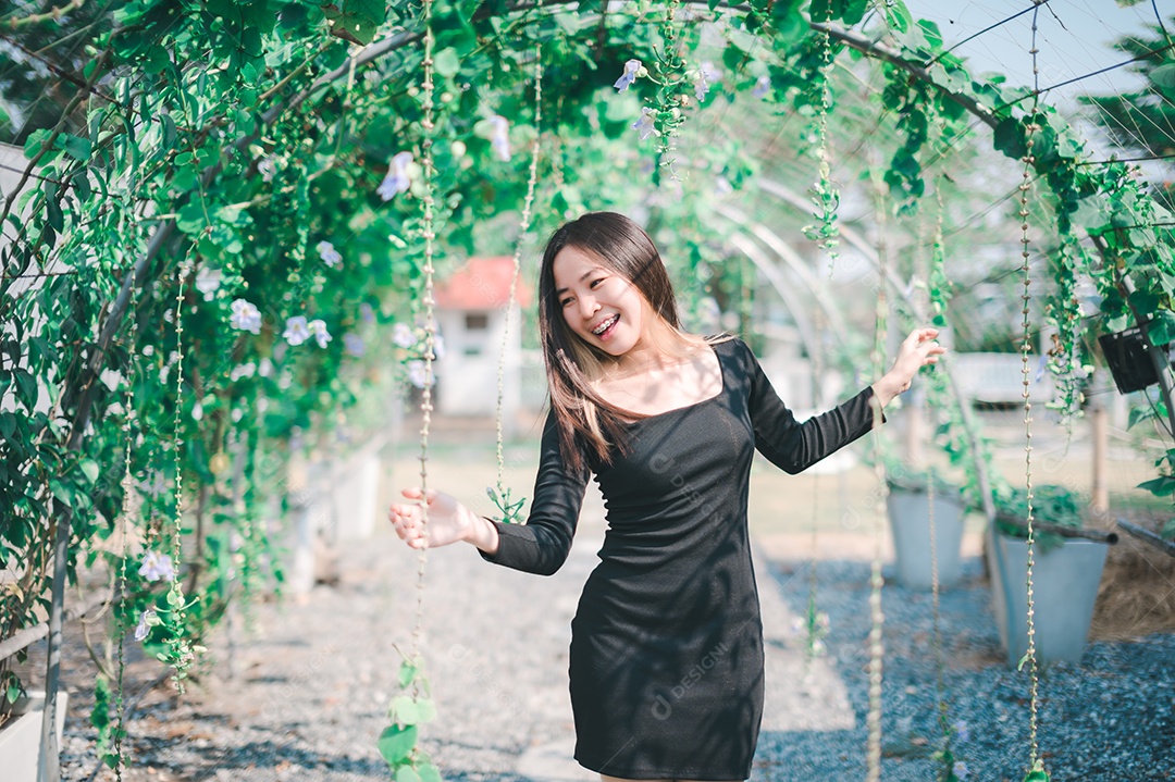 Mulher jogando divertido feliz túnel de flores