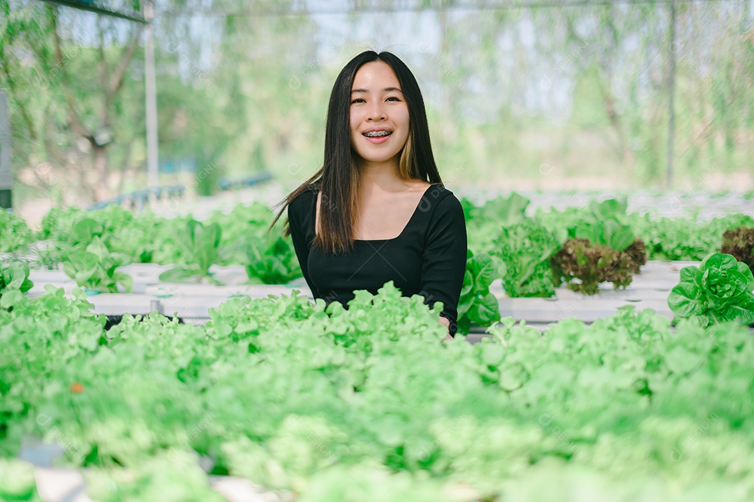 Mulher com horta, hidroponia, Coma vegetais para um corpo saudável, forte e brilhante.