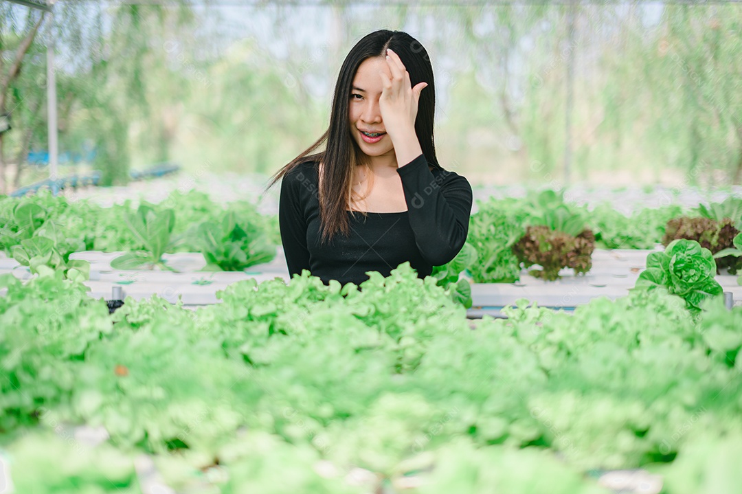 Mulher com horta, hidroponia, Coma vegetais para um corpo saudável, forte e brilhante.