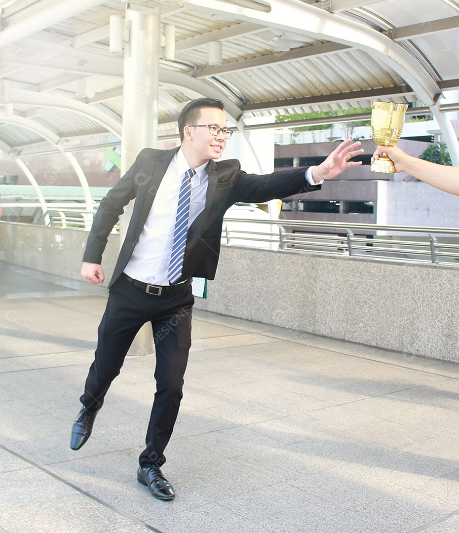 Empresário ganhando o prêmio da taça de ouro para ganhar negócios