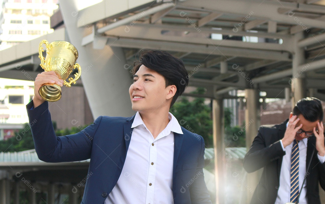 Empresário segurando o prêmio da taça de ouro para ganhar negócios