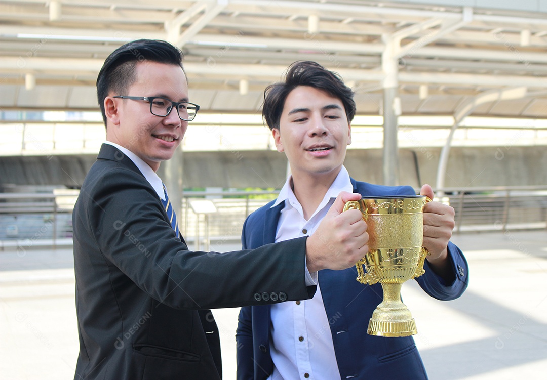 Empresário segurando o prêmio da taça de ouro para ganhar negócios