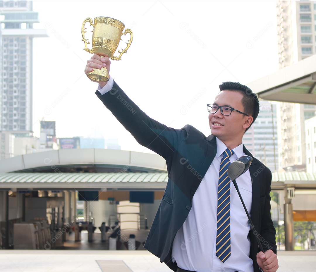 Empresário segurando o prêmio da taça de ouro para ganhar negócios