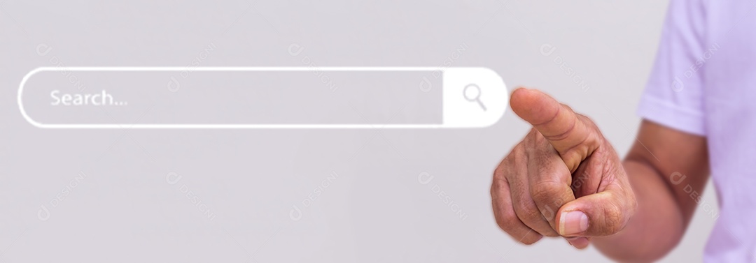 Pesquisando o conceito de rede de informações de dados da Internet, homem de negócios