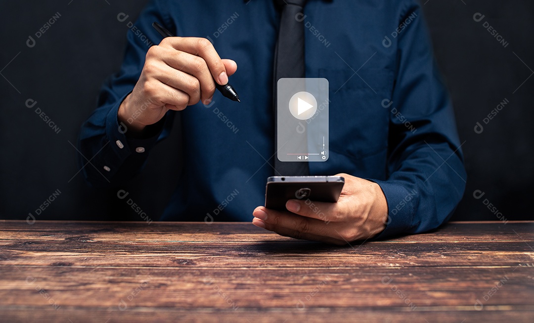 Assistindo vídeo na internet, concerto online ao vivo