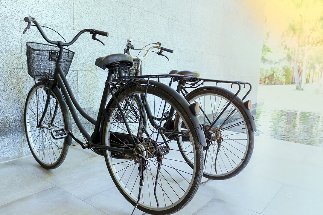 Duas bicicletas velhas estacionadas à beira do rio