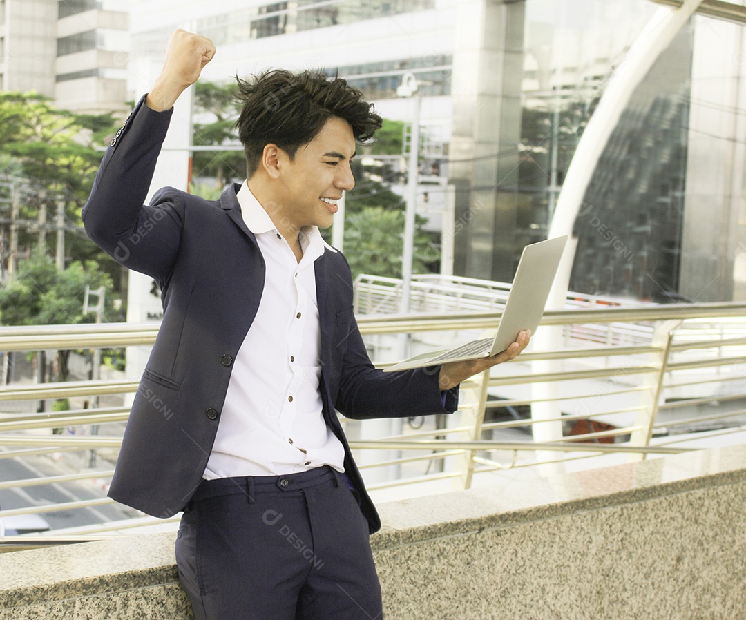 homem de negócios mostrar punho está feliz em dados no laptop para o sucesso do trabalho