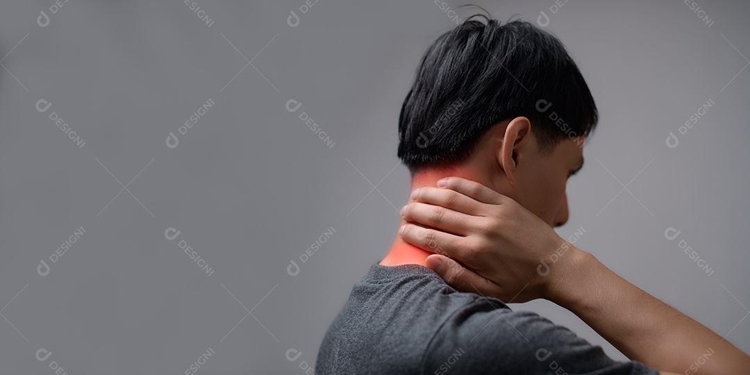 Paciente do sexo masculino com dor no pescoço, osso, tendão, dor, lesão de acordo com os princípios médicos.