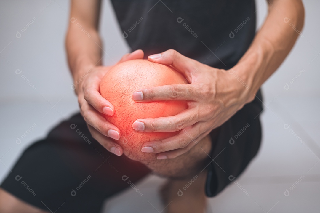 Paciente do sexo masculino com dor no joelho, osso, tendão, dor, lesão de acordo com princípios médicos