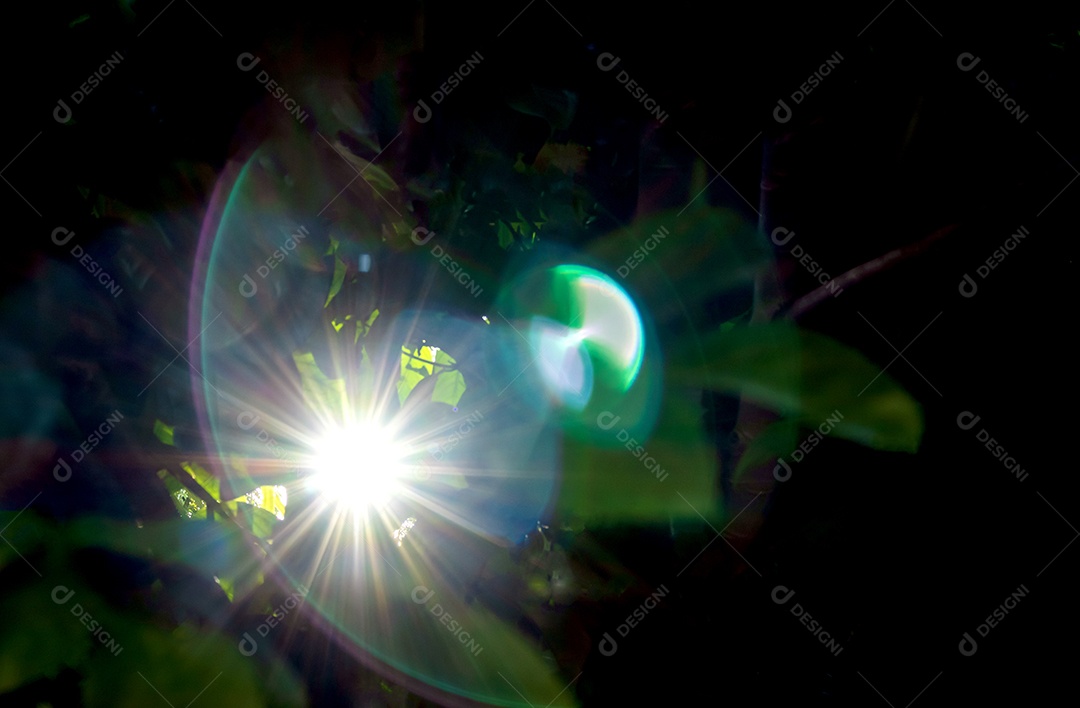 Alargamento natural abstrato do sol no preto