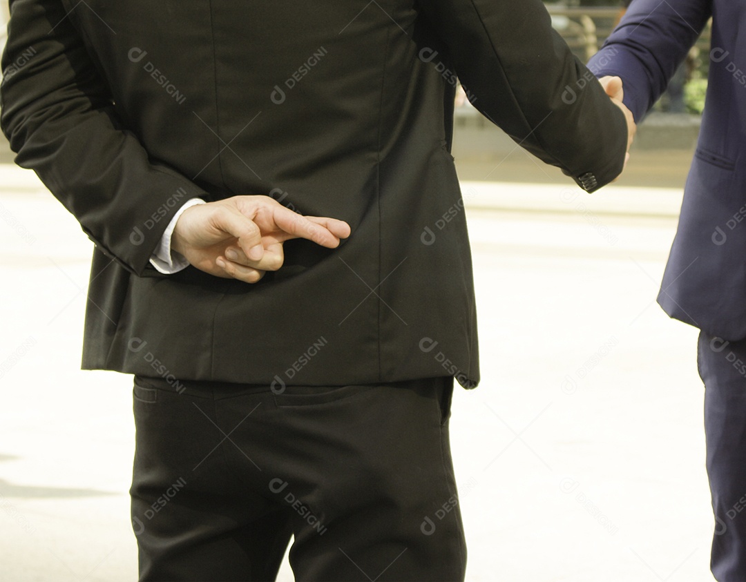 Homem de negócios apertando a mão com sinal de mentira