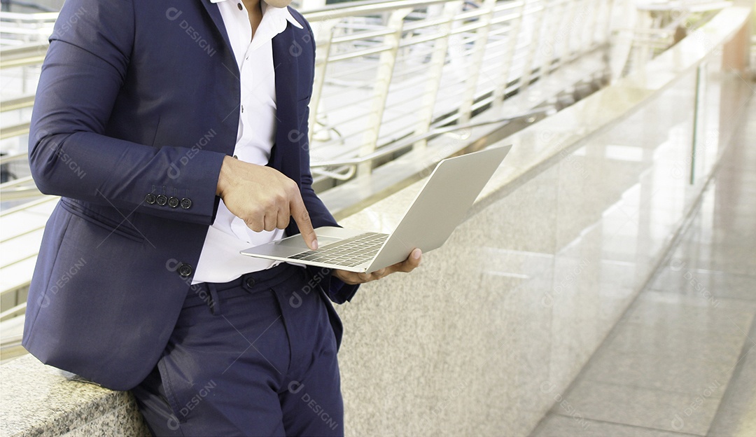 Homem de negócios verificar dados de trabalho no laptop