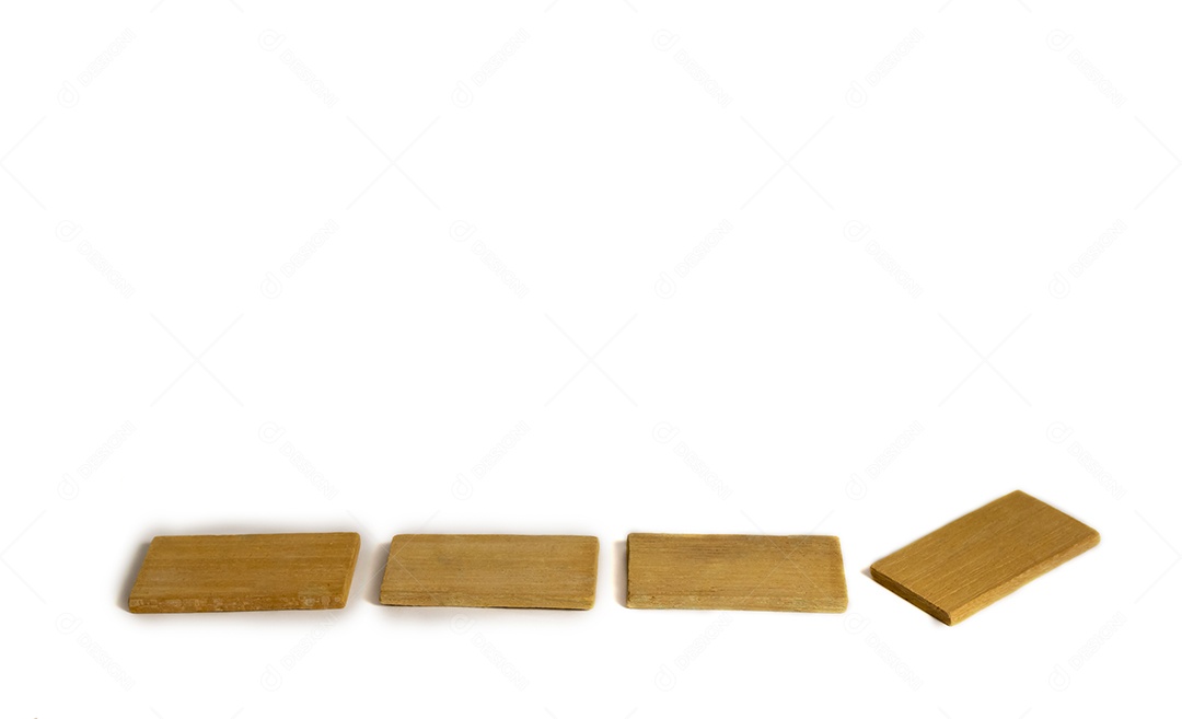 Linha de quatro blocos de madeira em branco sobre um fundo branco