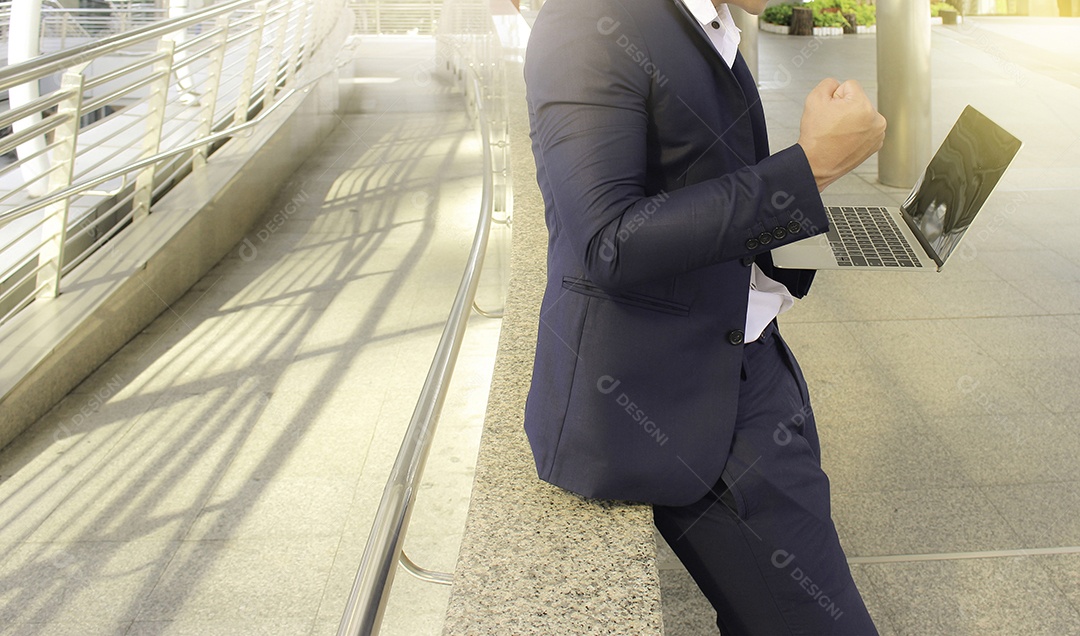 Homem de negócios verificar dados de trabalho no laptop