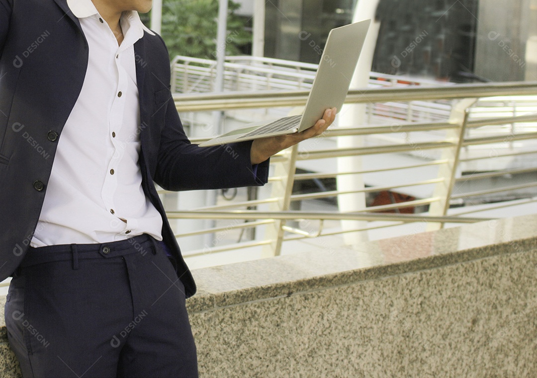 Homem de negócios verificar dados de trabalho no laptop