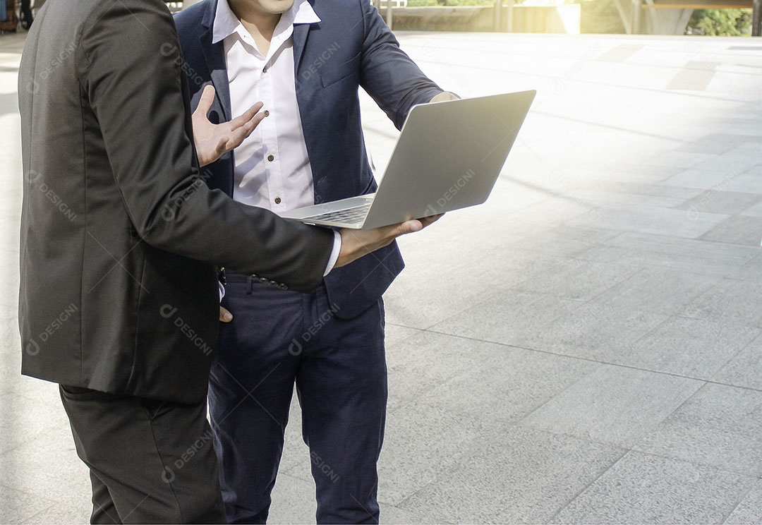 Homem de negócios verificar dados de trabalho no laptop