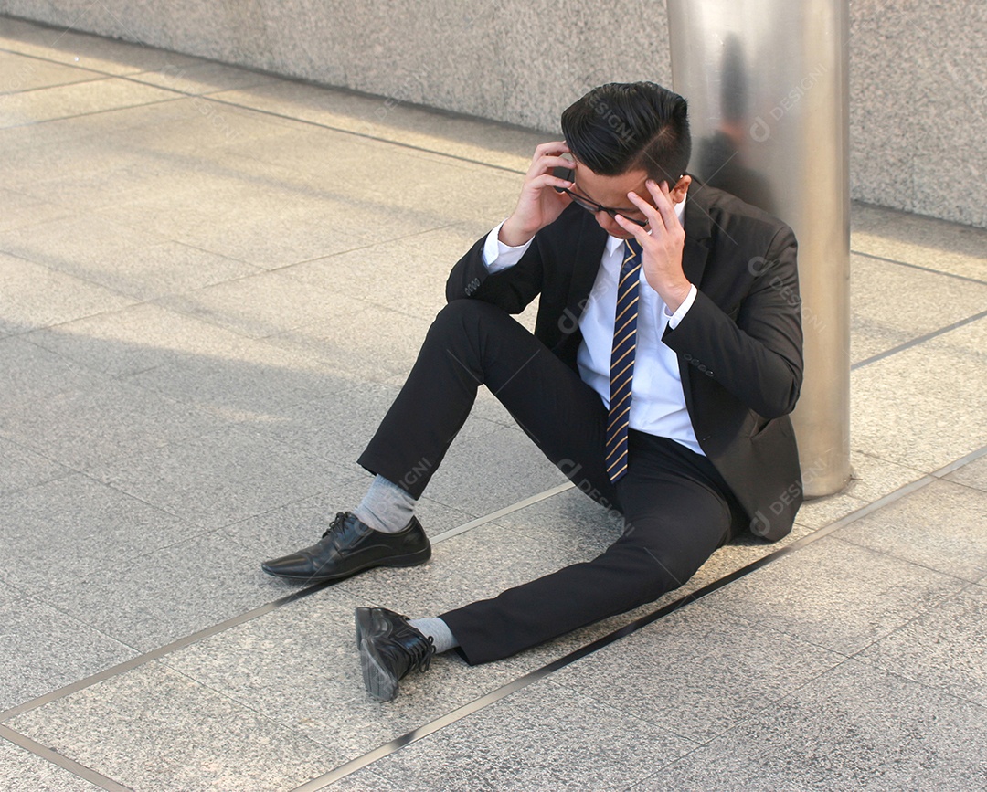 Ótimo trabalho, jovem líder asiático, homem de negócios, reunindo-se para trabalhar em equipe no laptop e no celular