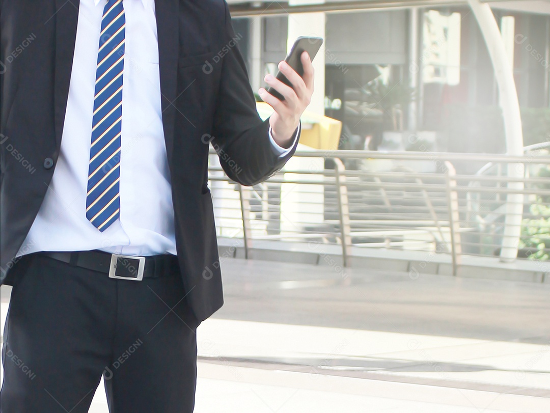 Ótimo trabalho, jovem líder asiático, homem de negócios, reunindo-se para trabalhar em equipe no celular