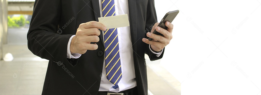 Empresário segurando o cartão de visita em branco enquanto estiver usando o celular isolado no fundo branco