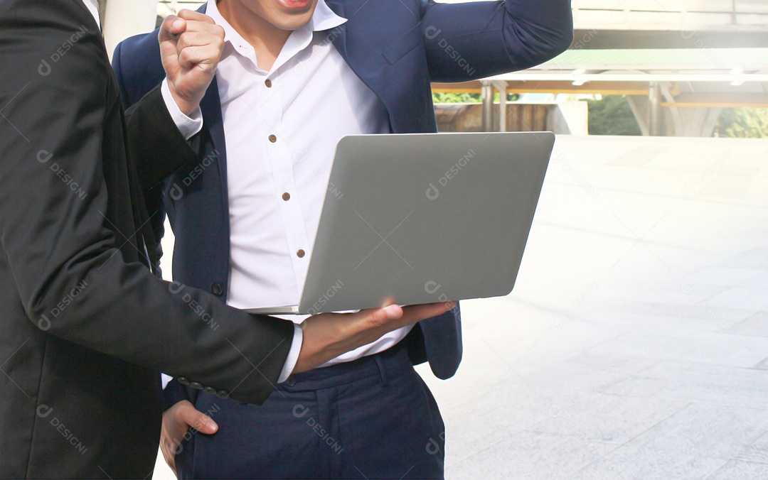 Homem de negócios verificar dados de trabalho no laptop