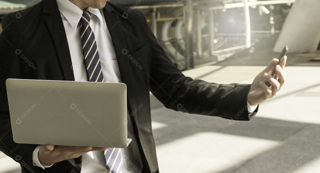 Homem de negócios verificar dados de trabalho no laptop