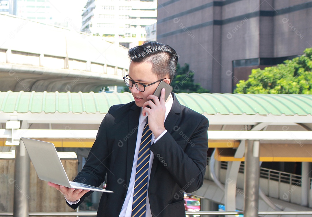 Empresário asiático desempregado sentado na passarela em negócios problemáticos