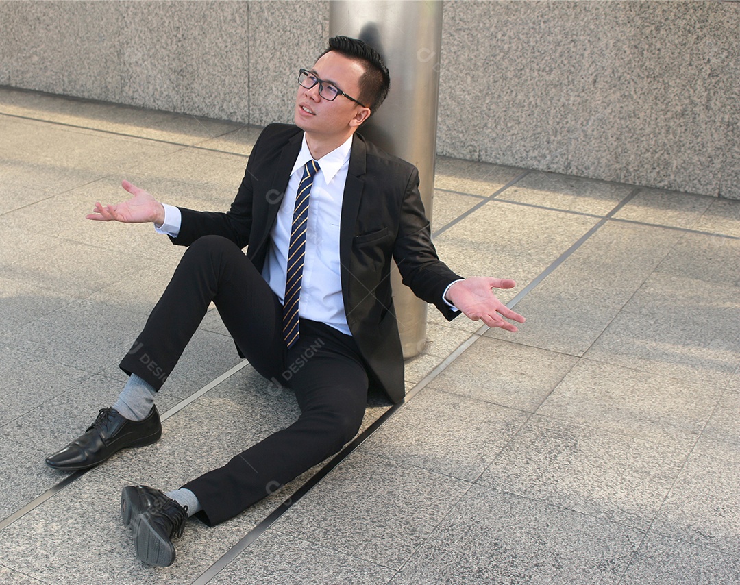 Empresário asiático desempregado sentado na passarela em negócios problemáticos