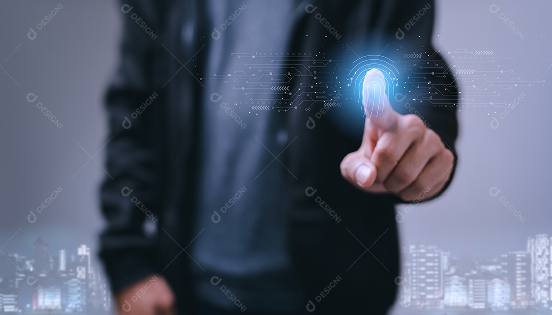 Empresário trabalhando com painel virtual de computador moderno analisando dados