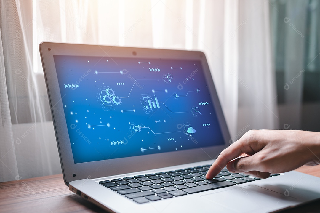Empresário trabalhando com painel virtual de computador moderno analisando dados