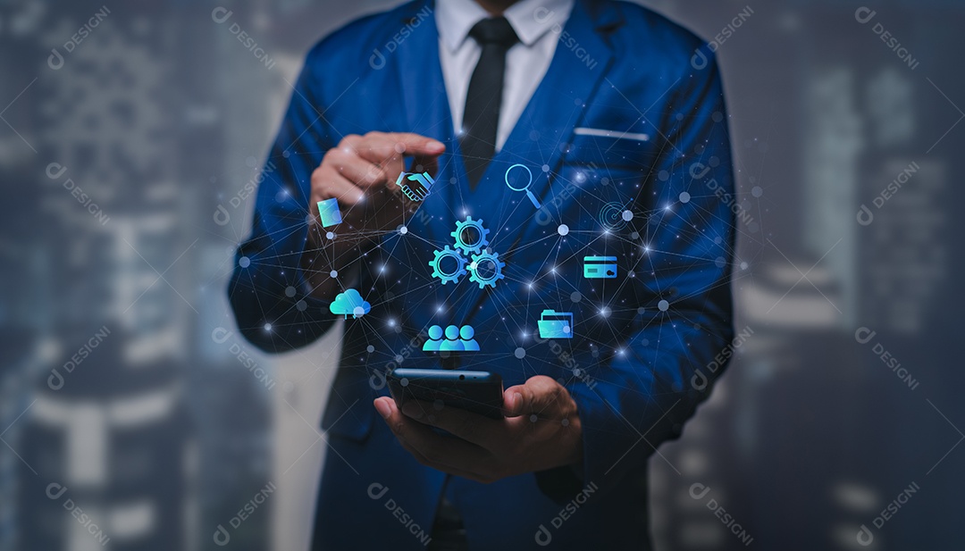 Empresário trabalhando com painel virtual de computador moderno analisando dados