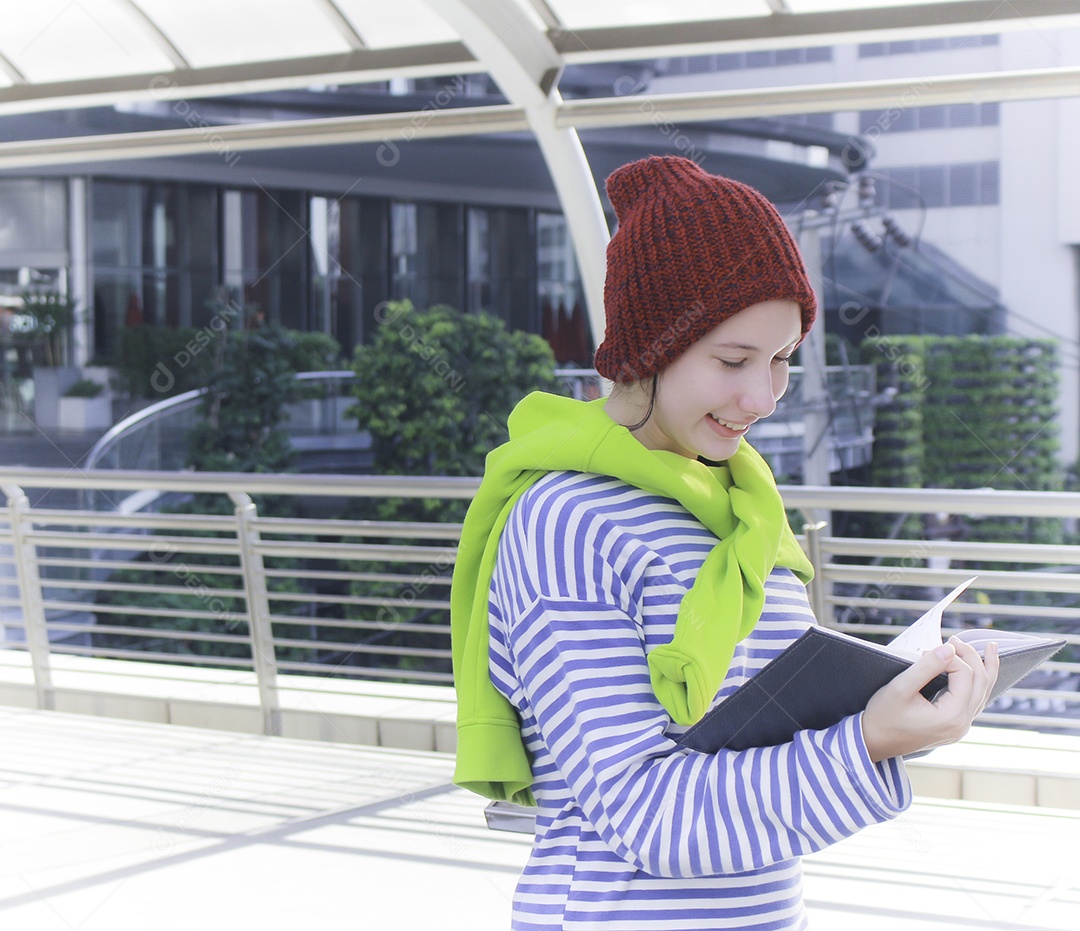 Jovem linda garota em dia de inverno com telefone inteligente