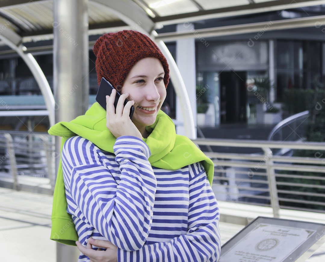 Jovem linda garota em dia de inverno com telefone inteligente