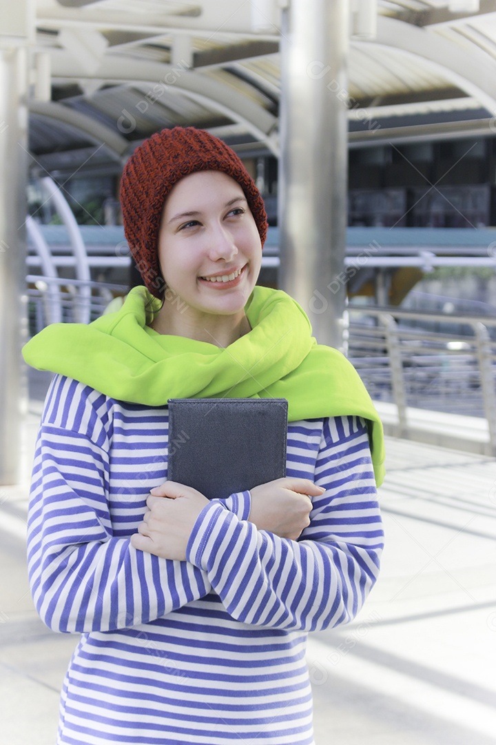 Jovem linda garota em dia de inverno com telefone inteligente