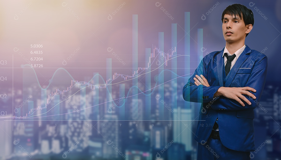 Empresário trabalhando com painel virtual de computador moderno analisando dados