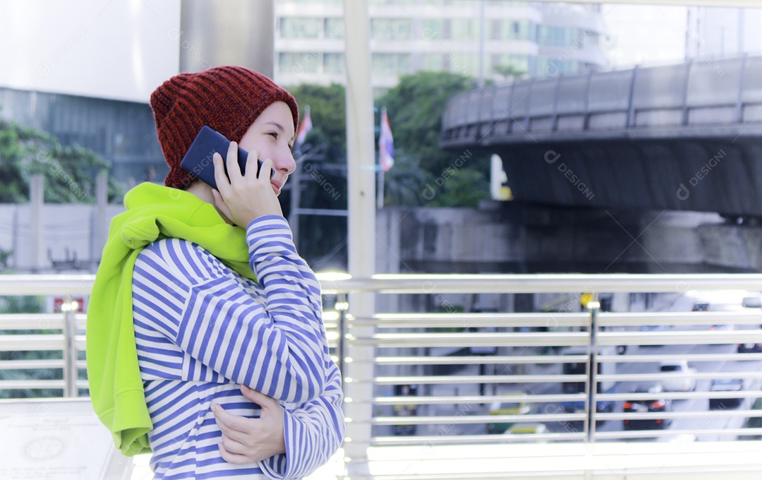Jovem linda garota em dia de inverno com telefone inteligente