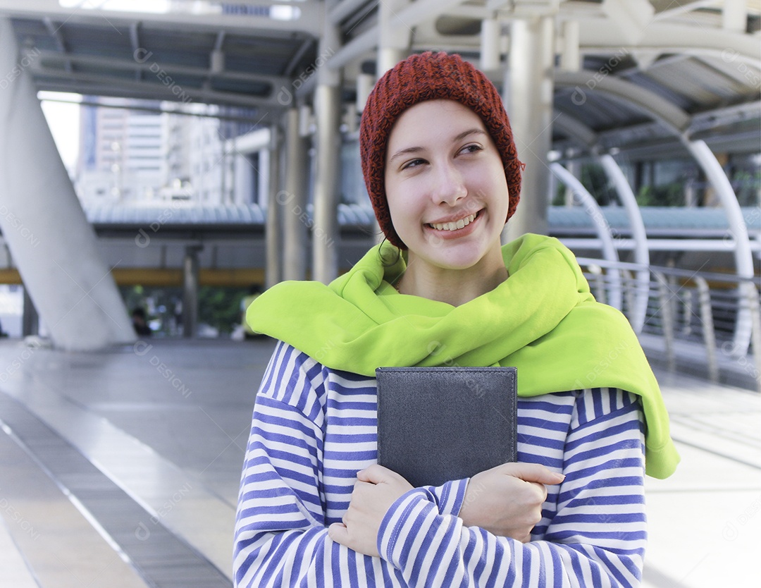Jovem linda garota em dia de inverno com telefone inteligente