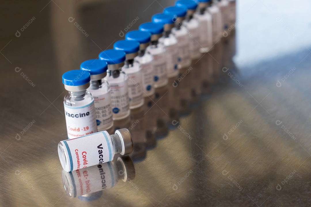 Frascos de vacina contra o coronavírus Covid-19 em uma macro de linha fechada