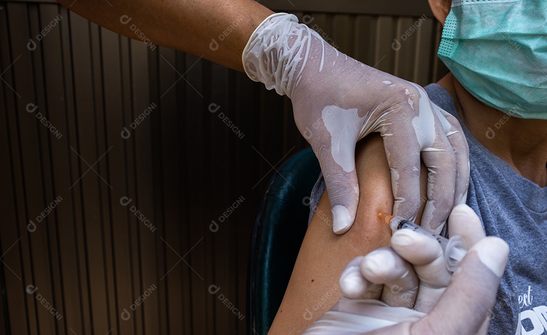 Clínico geral vacinando paciente idoso na clínica com Médico dando injeção para mulher sênior no hospital