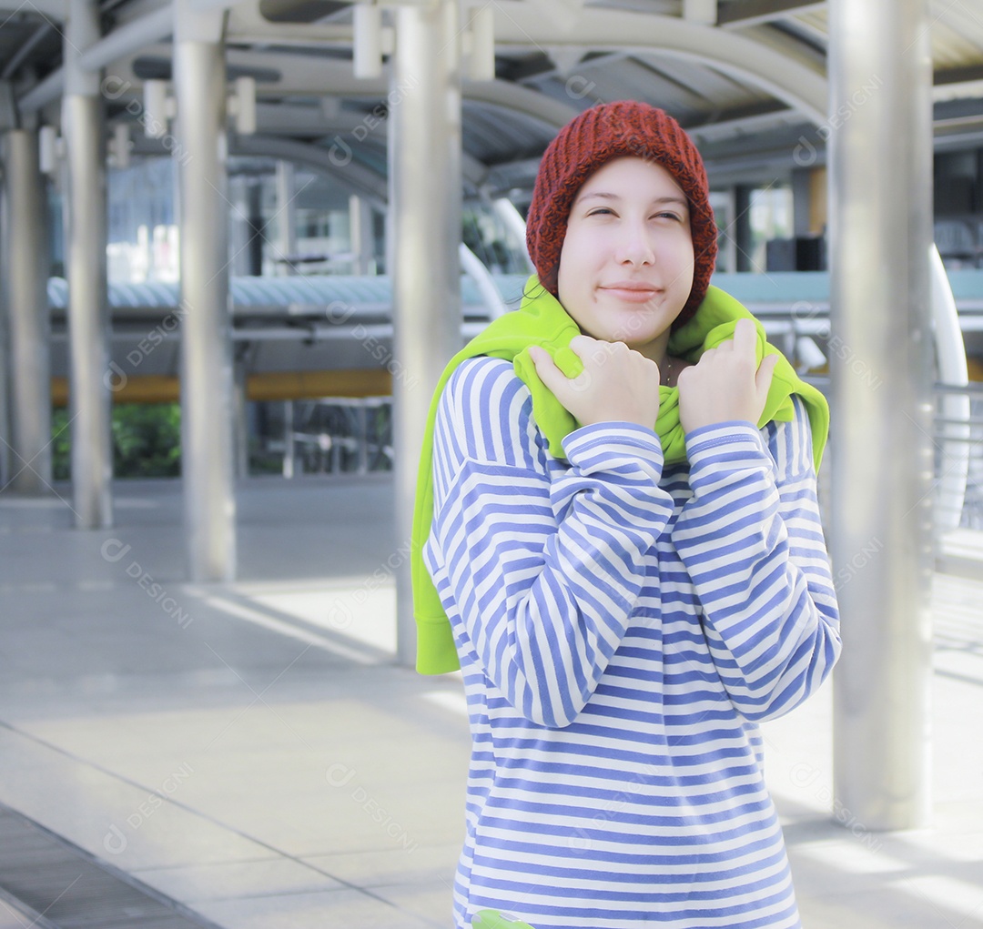 Jovem linda garota em dia de inverno com telefone inteligente