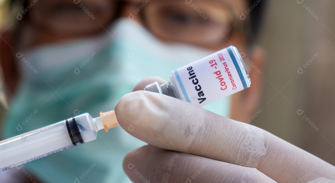 Conceito luta contra o vírus covid-19 corona vírus, médico ou cientista em laboratório segurando uma seringa com vacinas