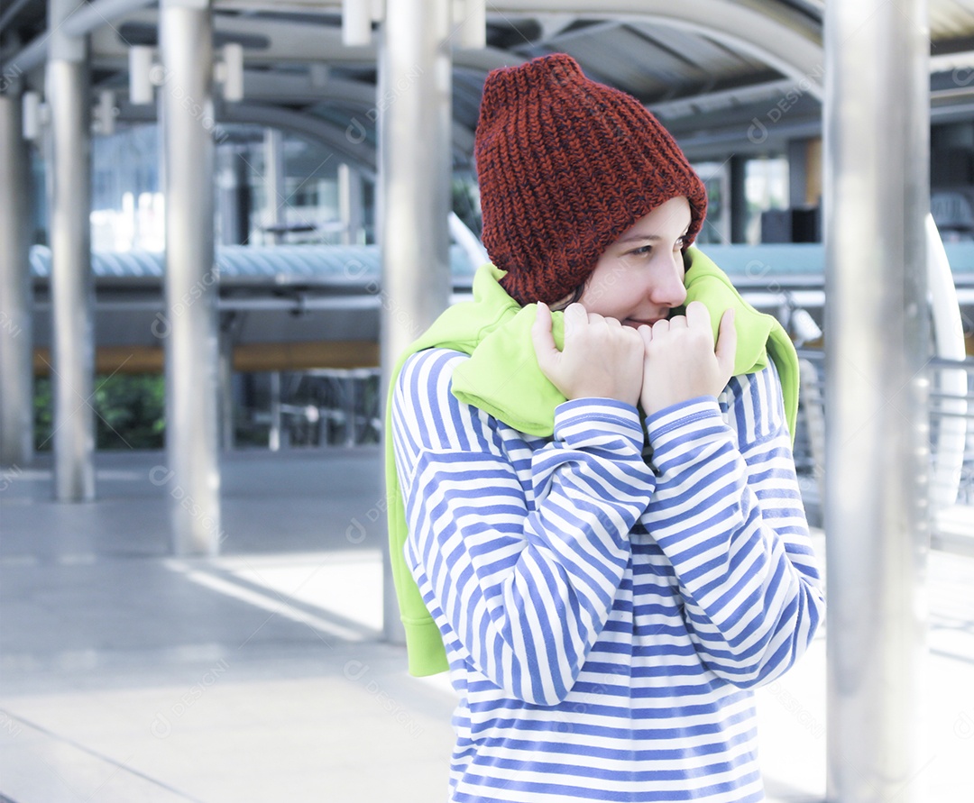 Jovem linda garota em dia de inverno com telefone inteligente