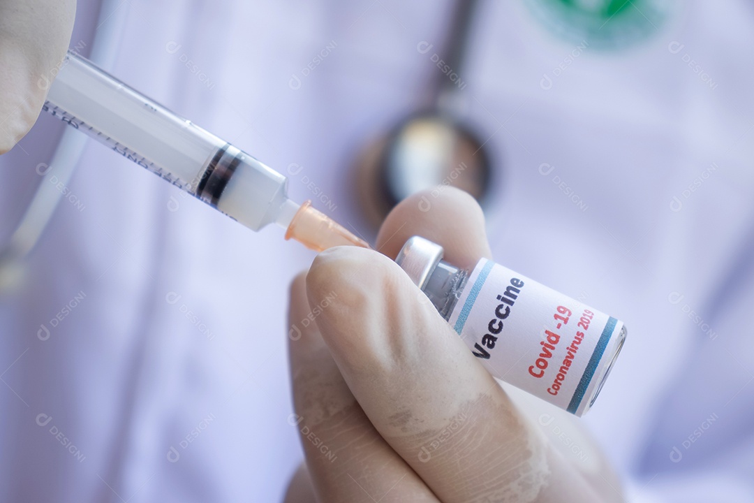 Médico preparando a vacina coronavírus COVID-19