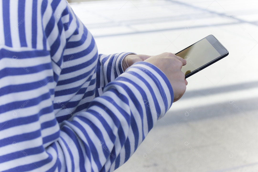 Mãos de mulher segurando telefone inteligente