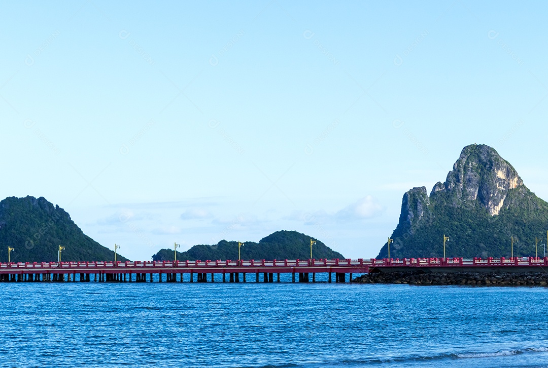 Ponte vermelha que se estende até o mar