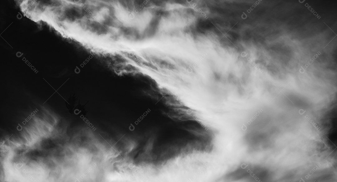 Explosão por impacto de uma nuvem de partículas de pó de cor branca sobre fundo preto.