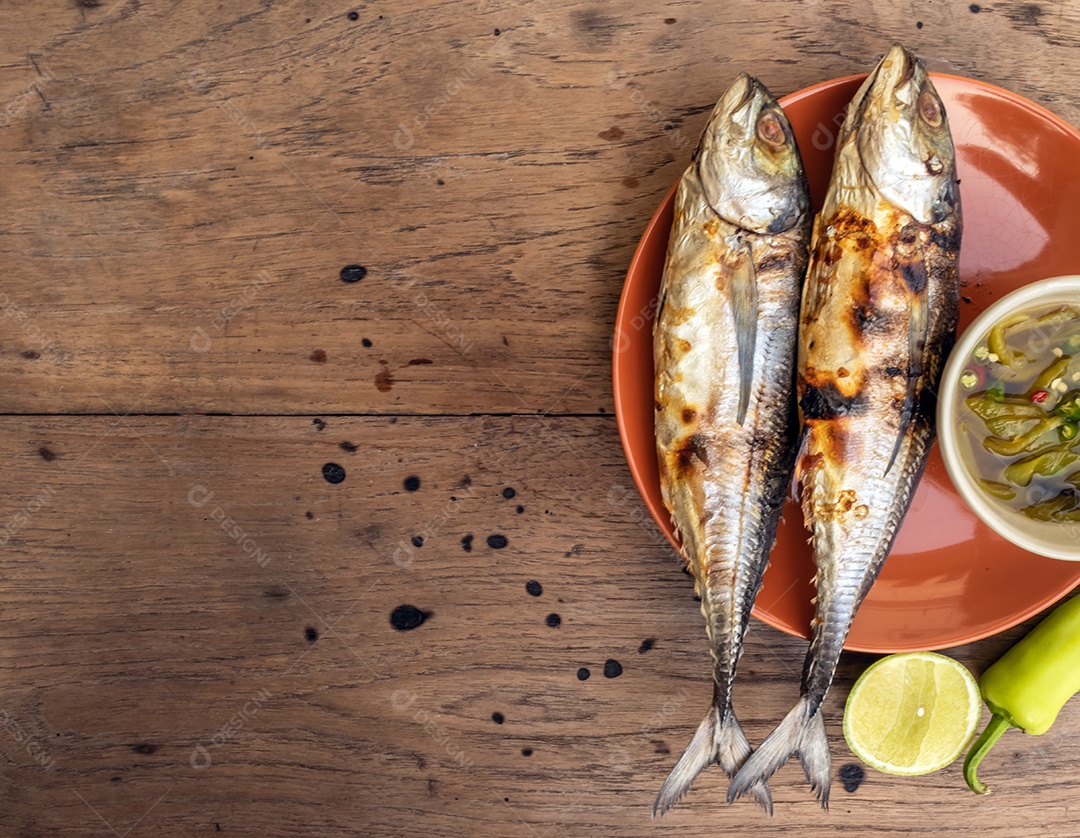 Peixe grelhado no prato e molho de frutos do mar picante picante