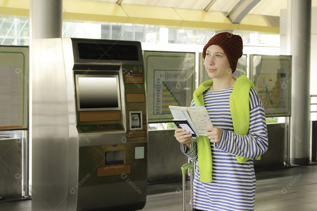 Turista feminina de viagem única com mapa de exibição de bagagem de mala para viagens em diferentes cidades no inverno, conceito perdido sozinho