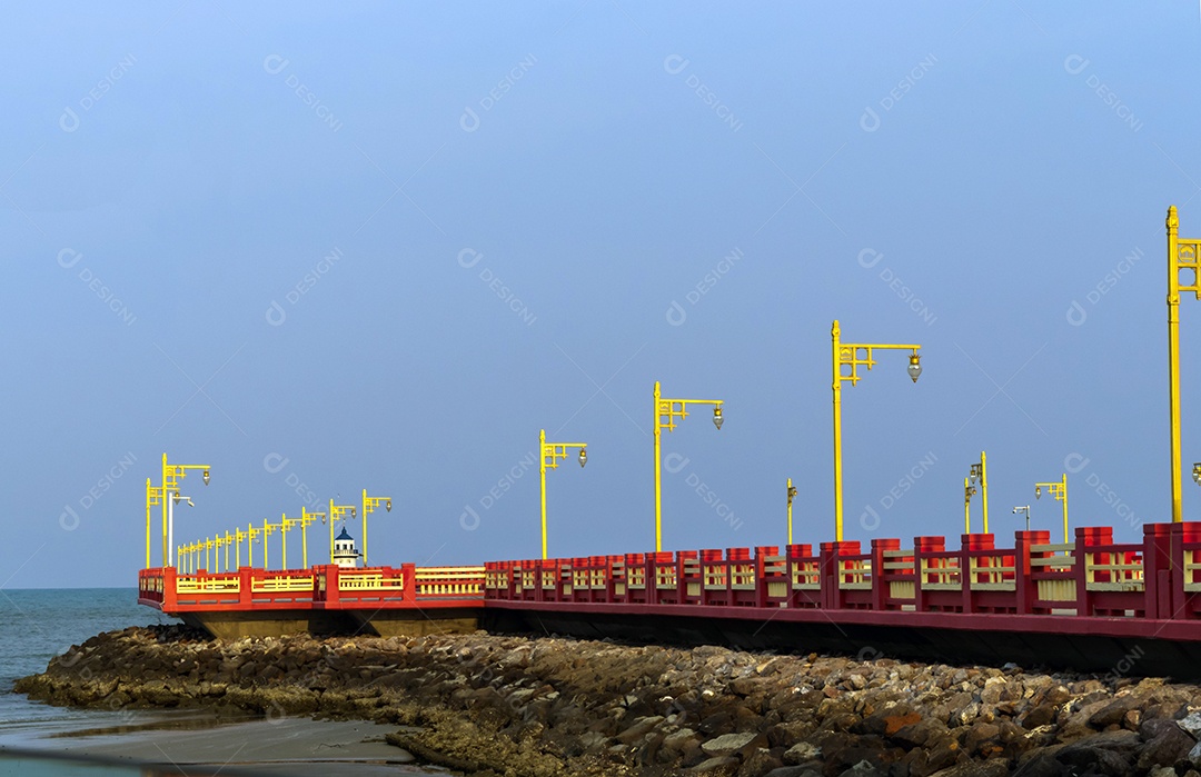A ponte vermelha no mar